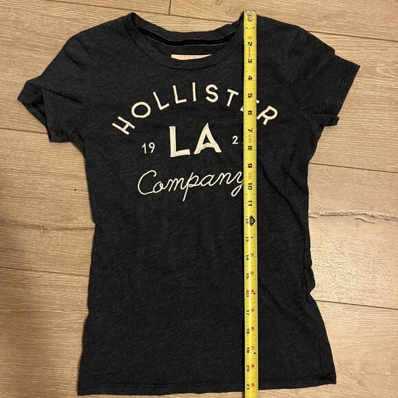 XS Hollister Navy Graphic Top - Picture 5 of 5